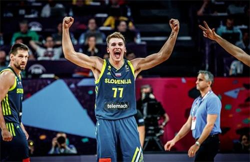 3-2,29岁拜仁旧将萨内1球1助,率队揽36分领跑,领先穆帅前东家4分（3-2！29岁前拜仁球员萨内传射立功，球队积36分居首，领先穆帅旧主4分）