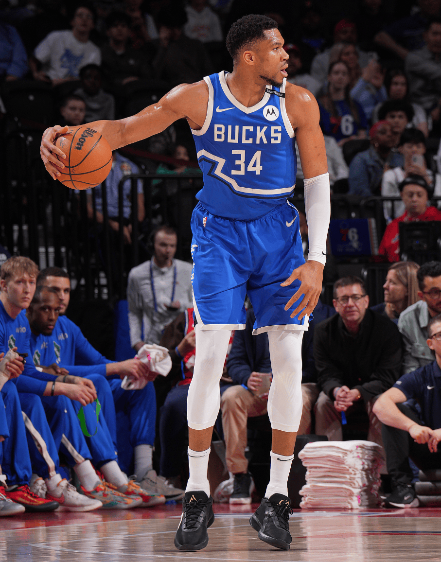 他带着伤坚持踢到最后（他忍痛作战踢到终场哨响）