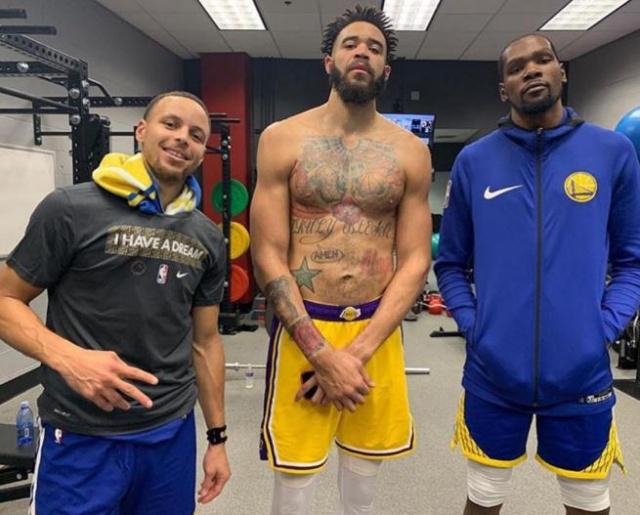 记者：弗里克听说自己的明夏离队传闻后说“又是胡说八道”（记者：被问及明夏离队传闻，弗里克回应“又是胡说八道”）