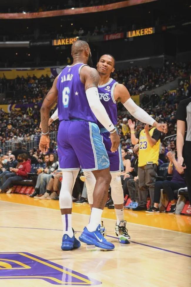 拉斯维加斯见！魔术&尼克斯率先晋级会师半决赛（魔术与尼克斯率先晋级，半决赛拉斯维加斯相会）