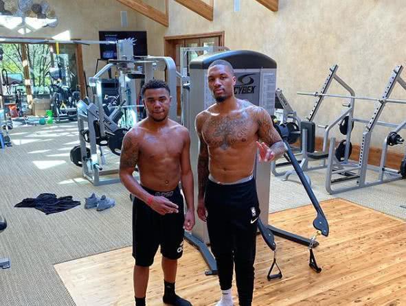 詹：现在的身体状态还不是很好；施洛特贝克整天说“废话”（詹：身体状态仍未达最佳，称施洛特贝克整天“说废话”）