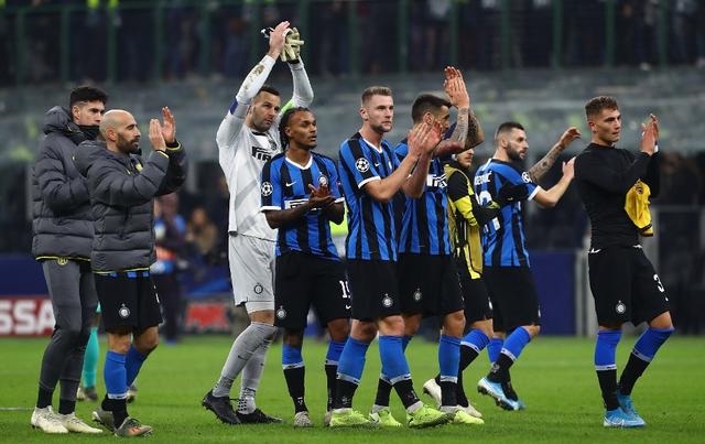 足球国足球迷自发组织万人方阵助威（万名球迷自发组建方阵为国足助威）