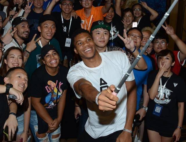 艾顿：我来湖人是填补空缺的，他们长期缺少攻守兼备的大个子（艾顿：加盟湖人是为补短板，球队长期缺少攻防一体的内线）