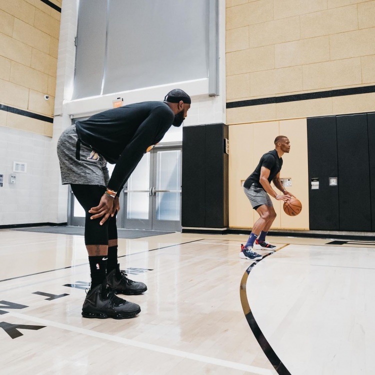 于帕梅卡诺：孔帕尼非常出色，我欠他很多；事情还没有结束（于帕梅卡诺：孔帕尼表现卓越，我欠他不少；一切尚未落幕）