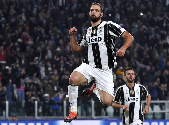 里程碑，海港中场徐新已为中国俱乐部出战200场比赛（徐新达成里程碑：代表中国俱乐部出战满200场）