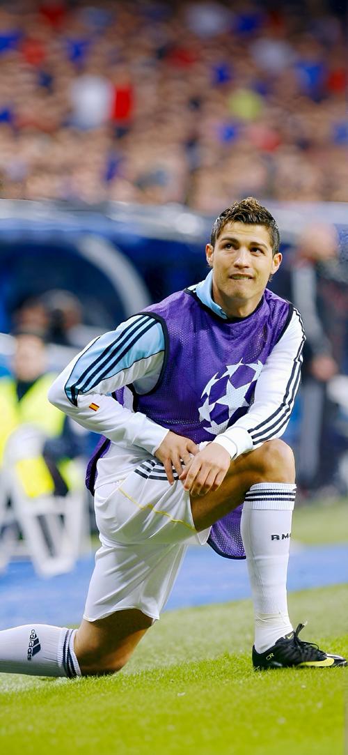 欧冠赛场精彩瞬间：巴萨主场2-0取胜,（欧冠高光时刻：巴萨主场2-0告捷）