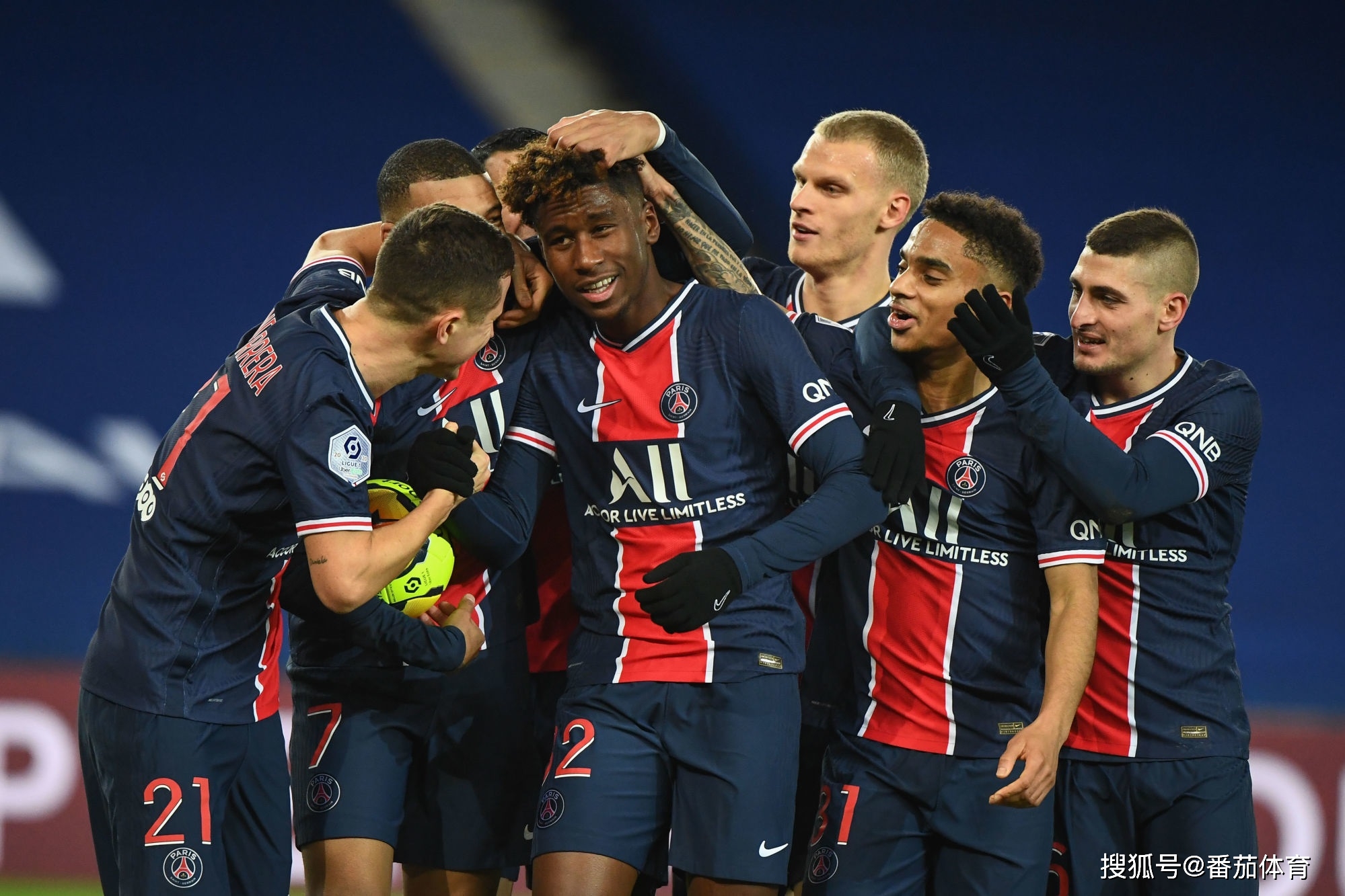 阿斯：巴萨本赛季球场外事务增多，弗里克比上赛季更加情绪化（阿斯报：巴萨本季场外风波增多，弗里克较上赛季更显情绪化）