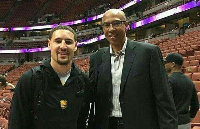 致敬球队传奇，多特官方商城为球迷免费印11号罗伊斯（多特蒙德官方商城免费印制罗伊斯11号 致敬球队传奇）