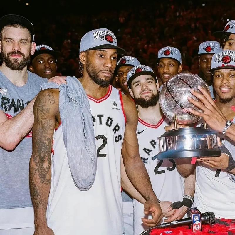 成都蓉城教练组现场观战中韩战，徐正源、金亨镒在场（成都蓉城教练组现身中韩之战现场，徐正源、金亨镒到场观战）