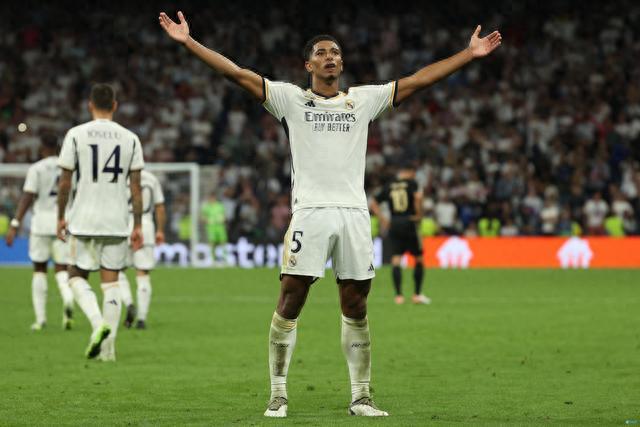 葡体中场西蒙斯：拜仁是支非常强大的球队，我们可以昂首离开（西蒙斯：拜仁实力强劲，葡体可昂首离场）